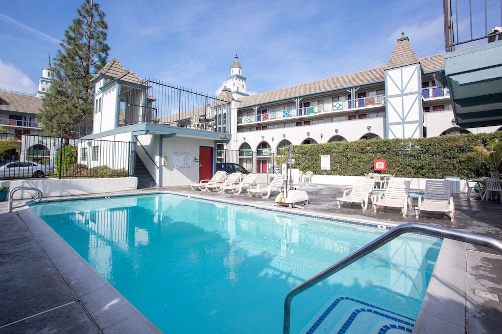 Castle Inn And Suites Anaheim Eksteriør billede