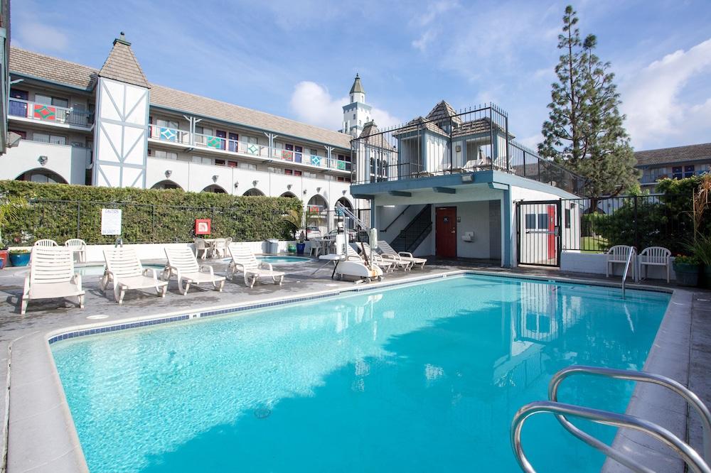 Castle Inn And Suites Anaheim Eksteriør billede
