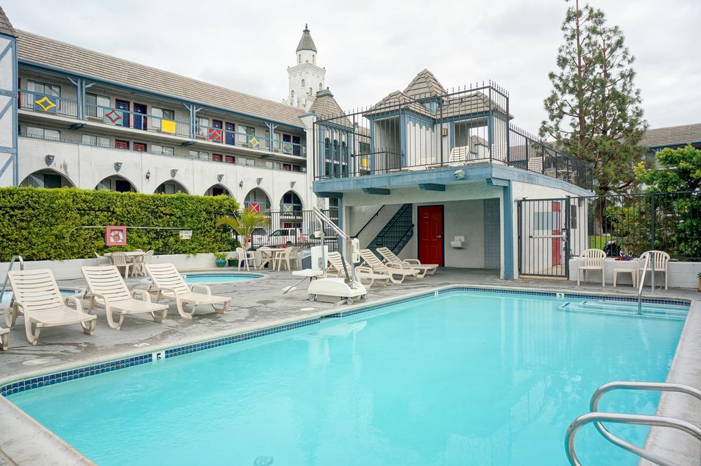 Castle Inn And Suites Anaheim Eksteriør billede